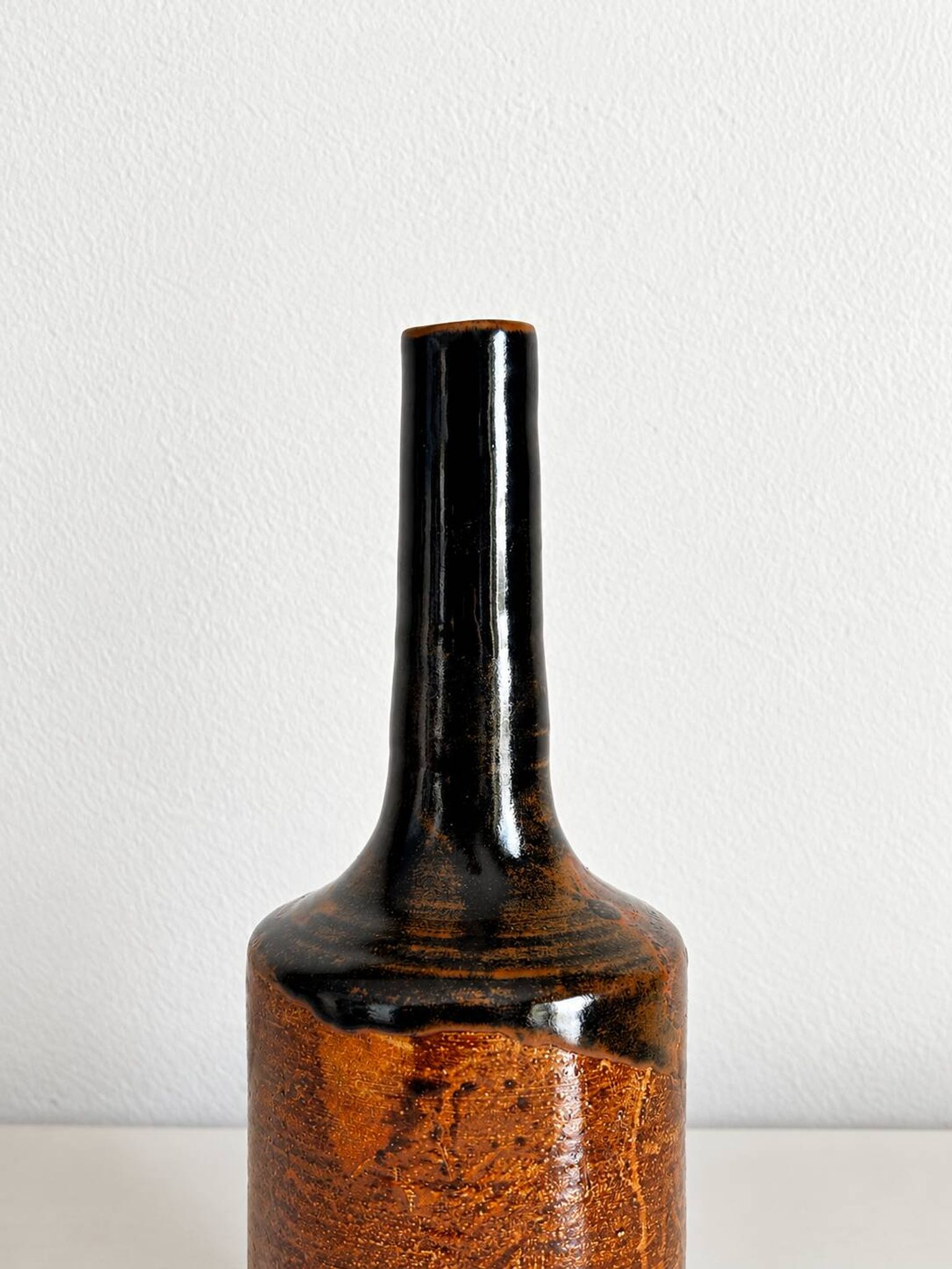 Vase soliflore en grès vernissé marron et noir, poterie faite main ancienne