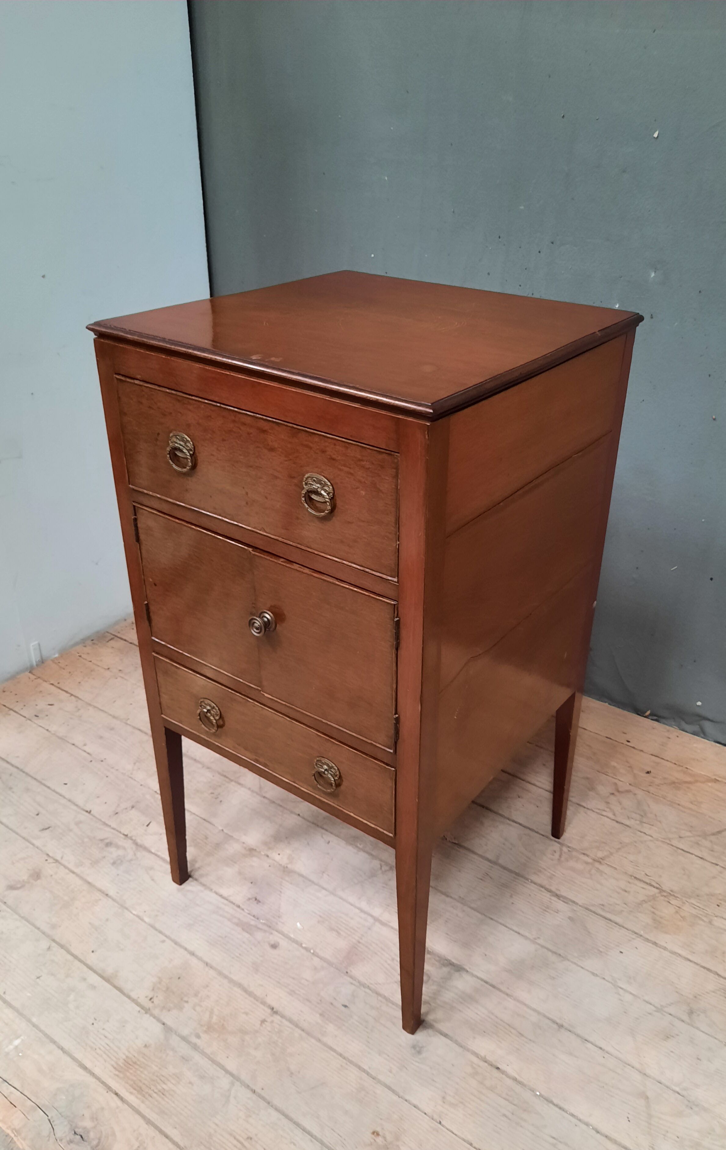 Meuble de toilette en acajou