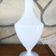 Lampe de table en verre opalin années 1950