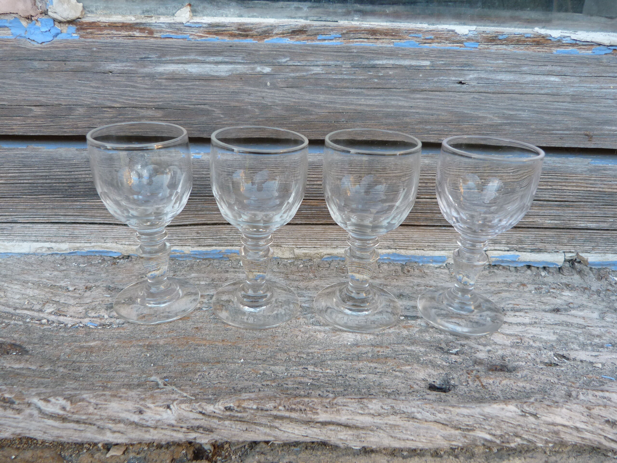 Ensemble de 4 verres à pieds anciens en cristal pour liqueur