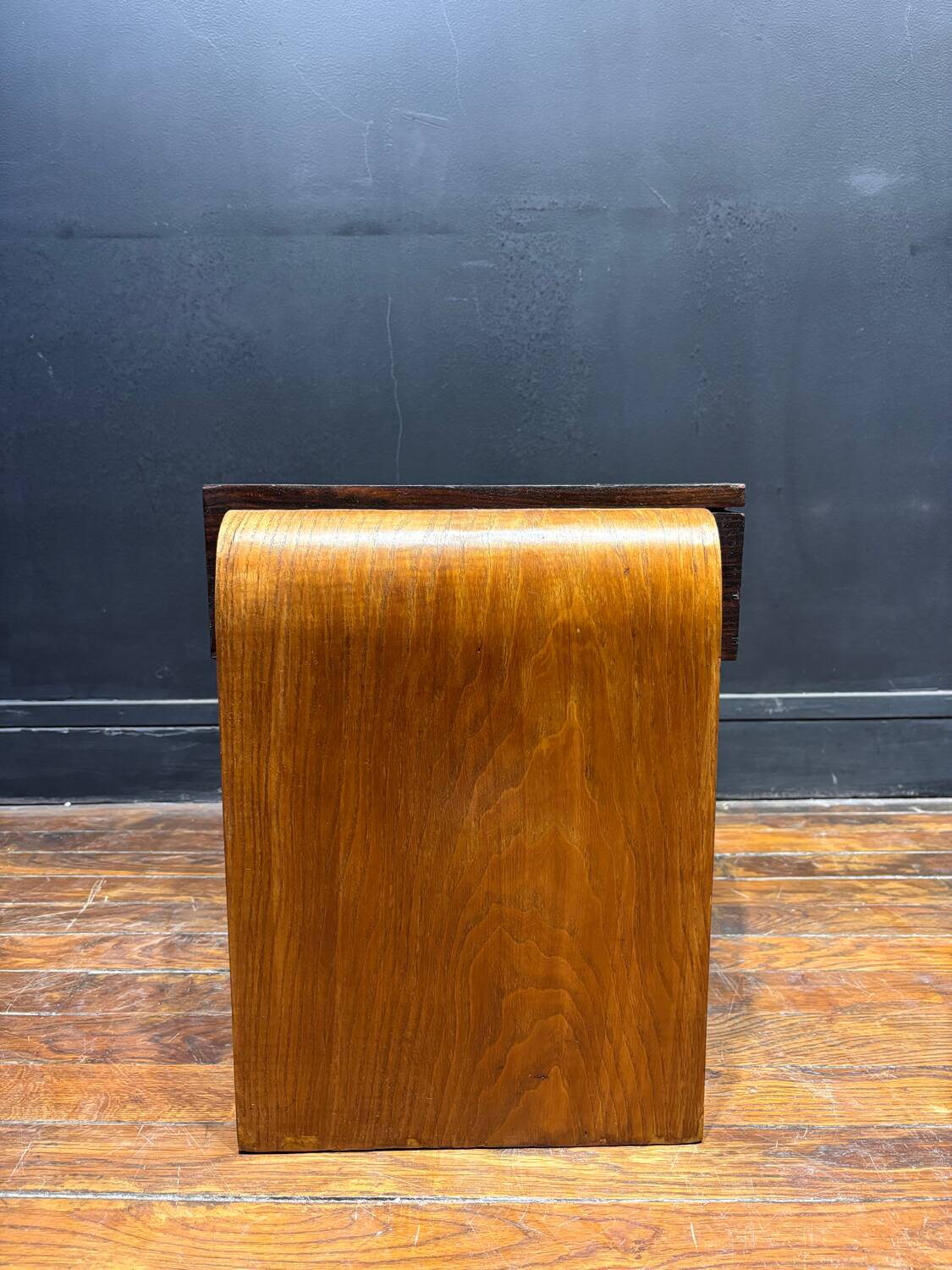 Solid wood side table – Vintage charm and timeless elegance