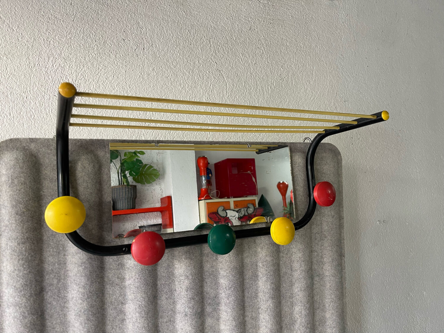 Porte manteau mural métal avec miroir 5 patères couleur jaune rouge et vert, porte chapeau scoubidou, 1960