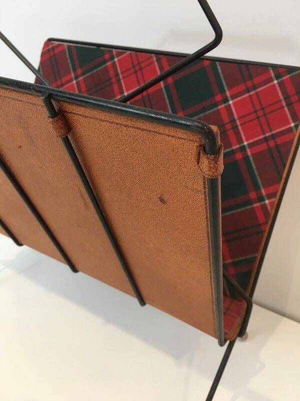 Magazine rack in black lacquered metal, leather and checkered fabric