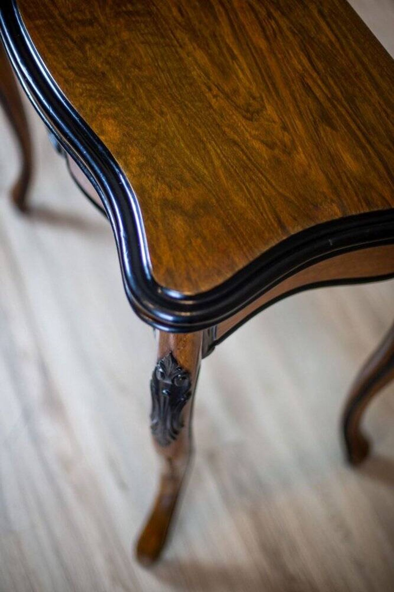 Table de jeu en noyer Louis Philippe antique, années 1890.