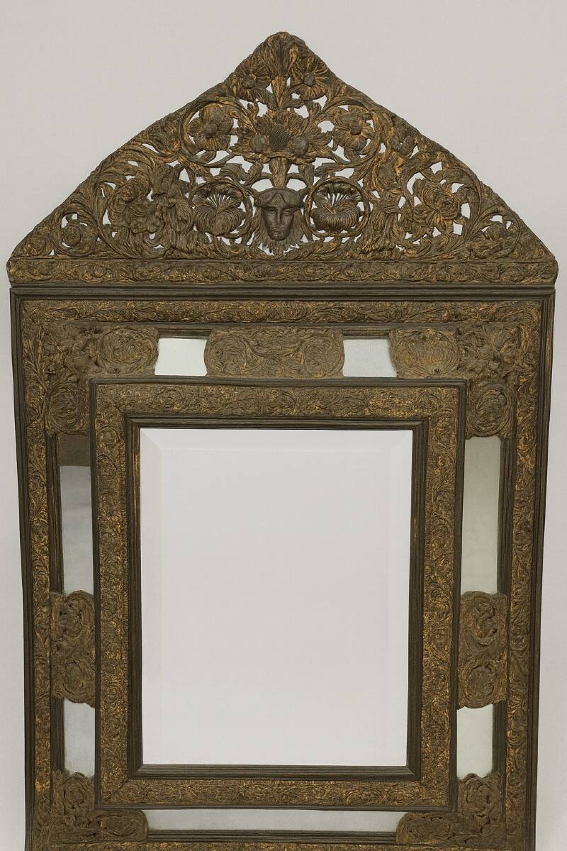 Antique mirror in repoussé and patinated copper from the Napoléon III era.