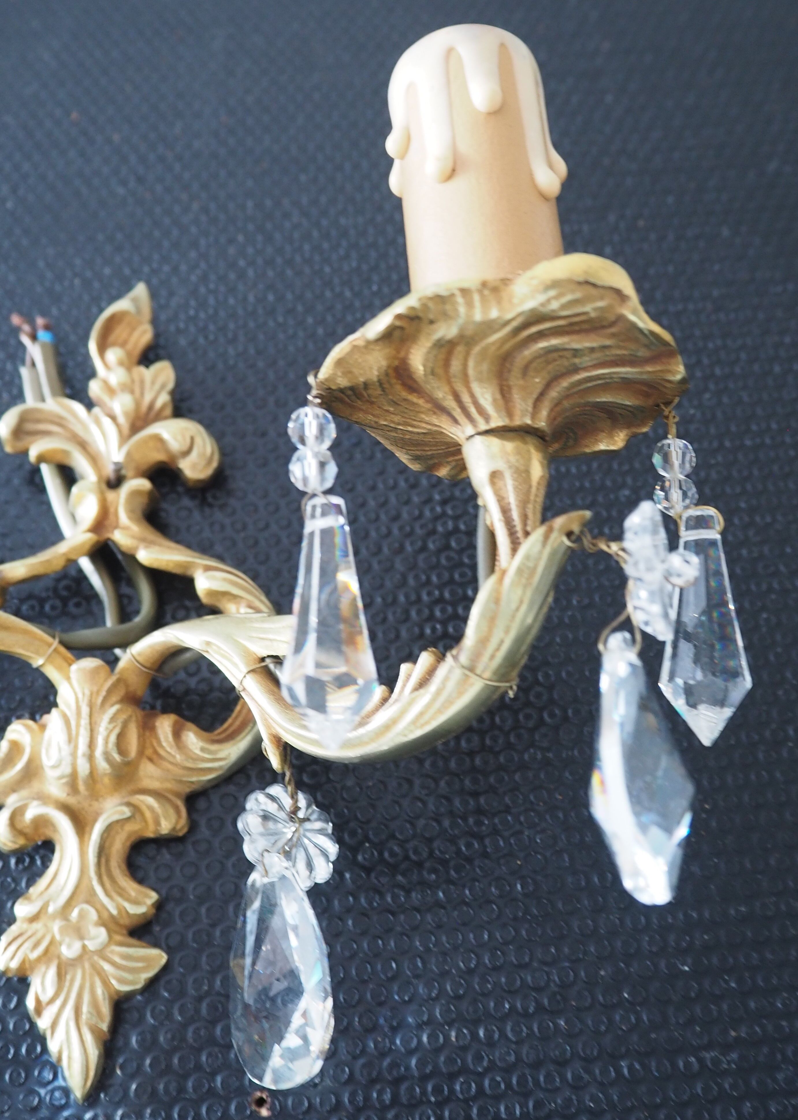 Pair of gilded bronze sconces and crystal pendants