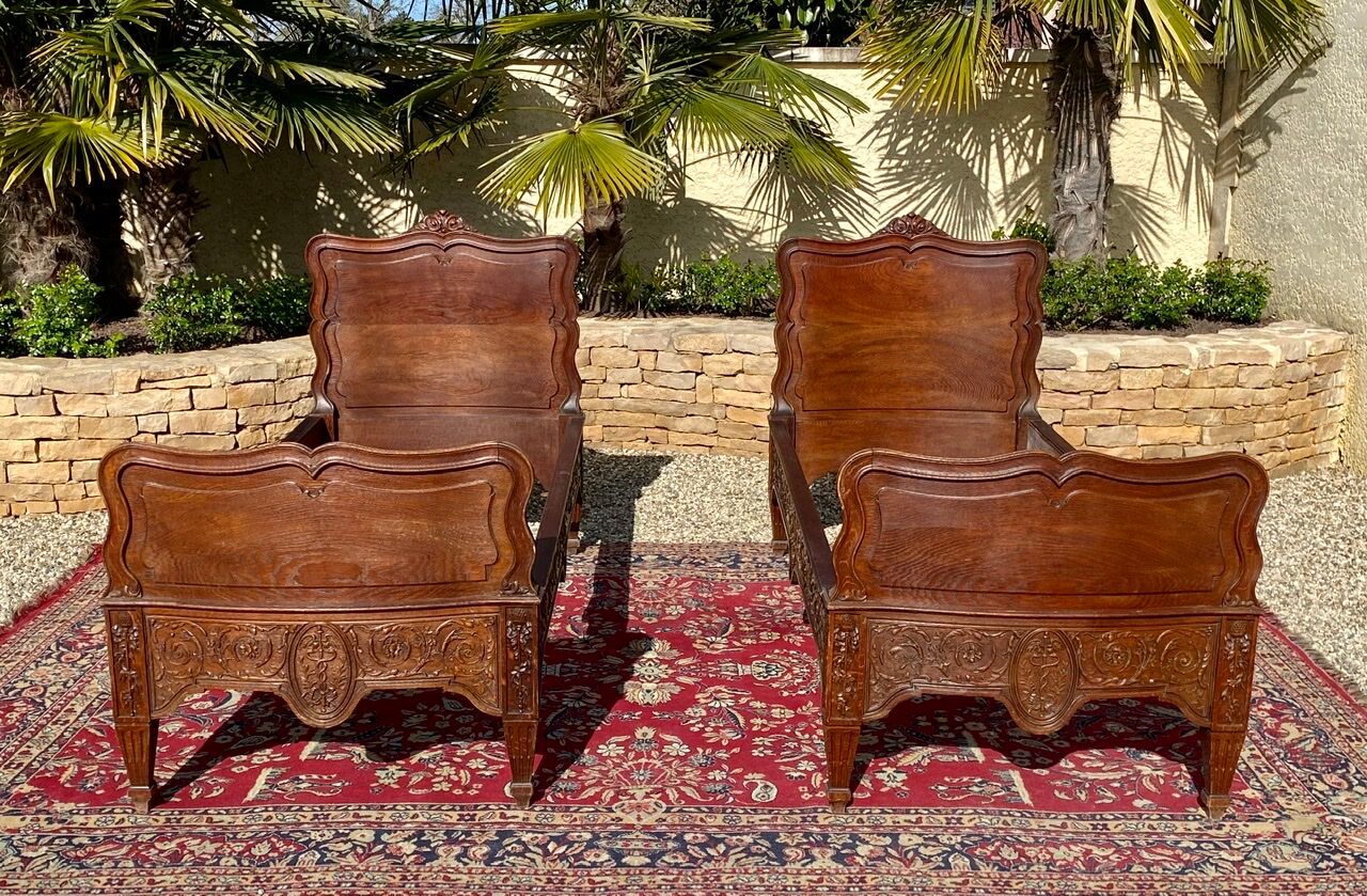 Pair of oak beds style Louis XV /Louis XVI