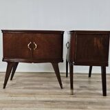 Paire de tables de chevet en acajou avec poignées en verre et laiton