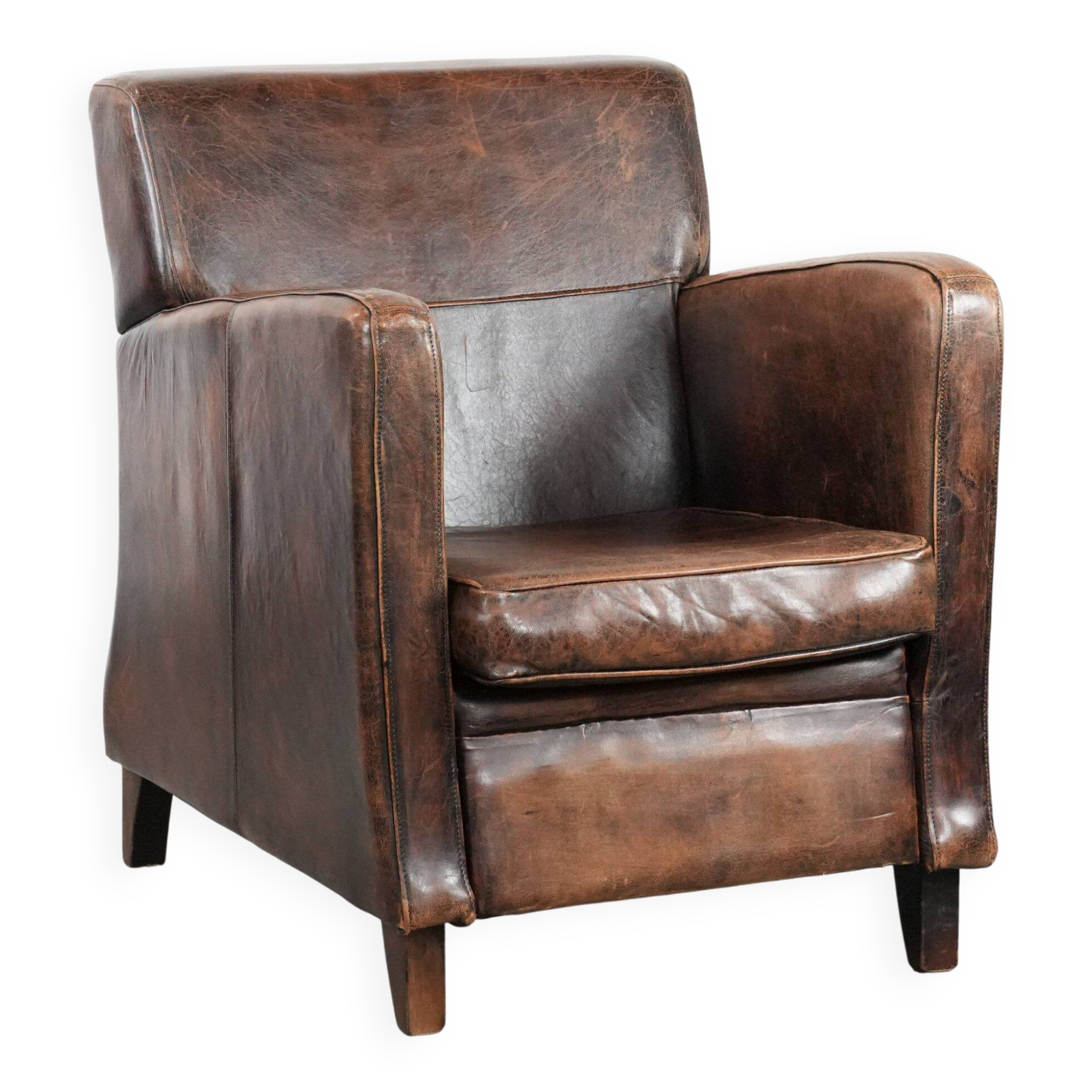 Sleekly shaped timeless design armchair made of sheepskin leather