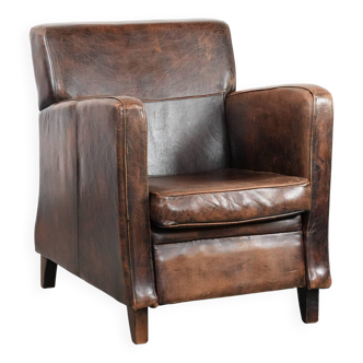 Sleekly shaped timeless design armchair made of sheepskin leather