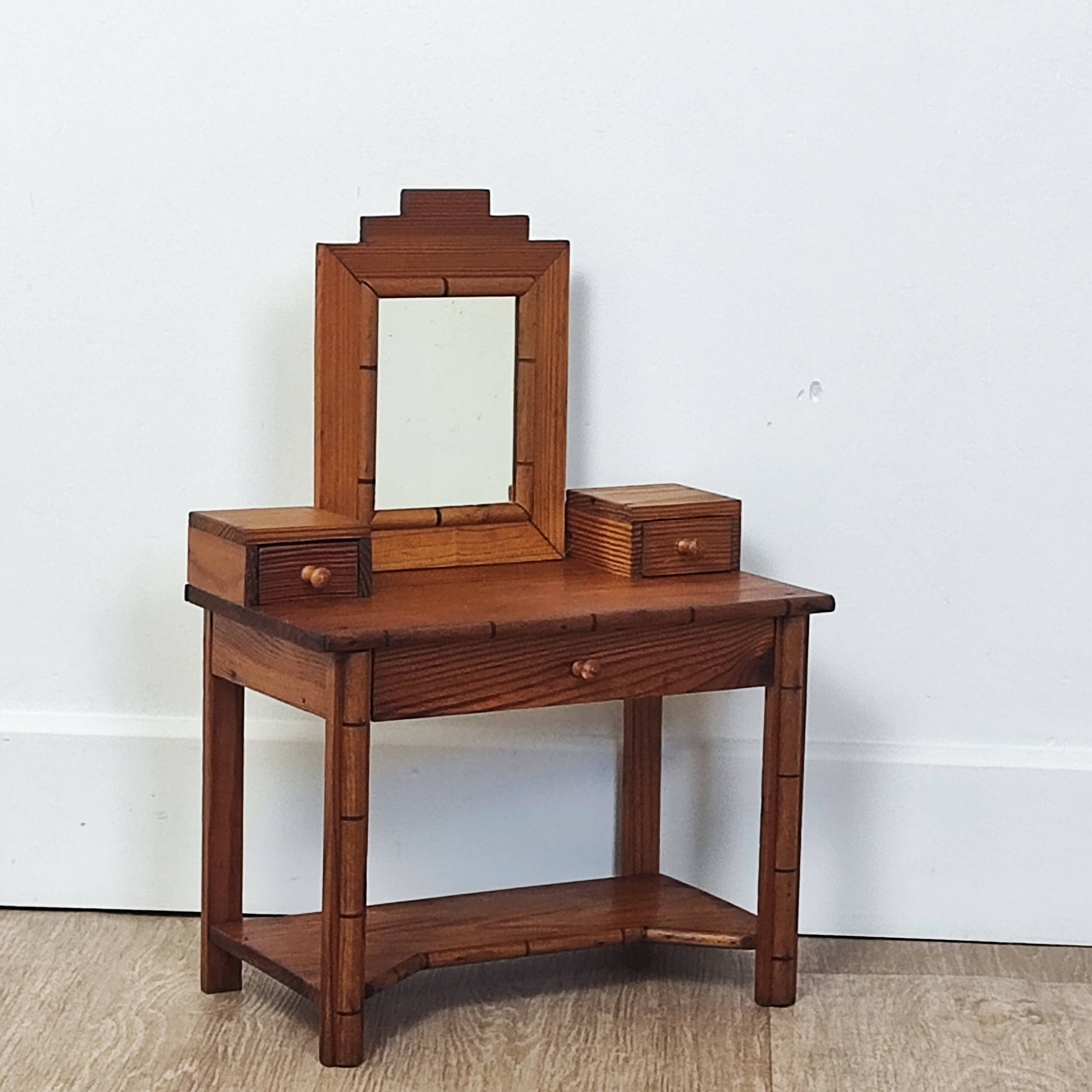 Pichepin doll dressing table