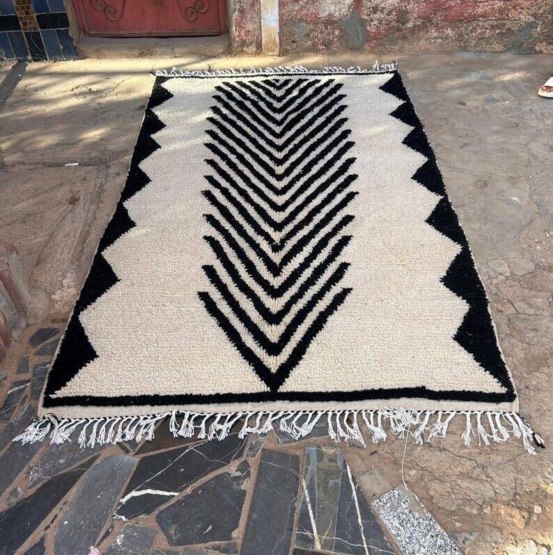 Handmade black and white Beni Ouraine rug, size 150 x 250 cm