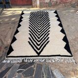 Handmade black and white Beni Ouraine rug, size 150 x 250 cm