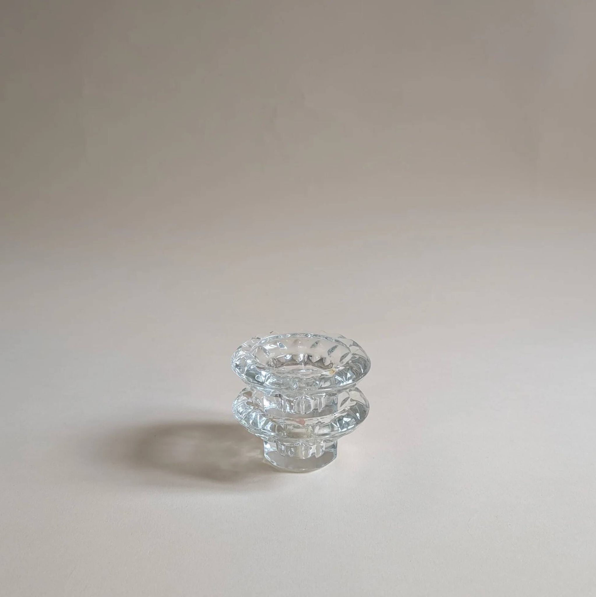 Paire de bougeoirs en verre ciselé, pied octogonal