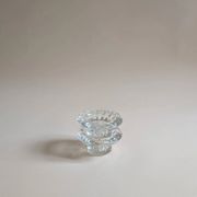 Paire de bougeoirs en verre ciselé, pied octogonal