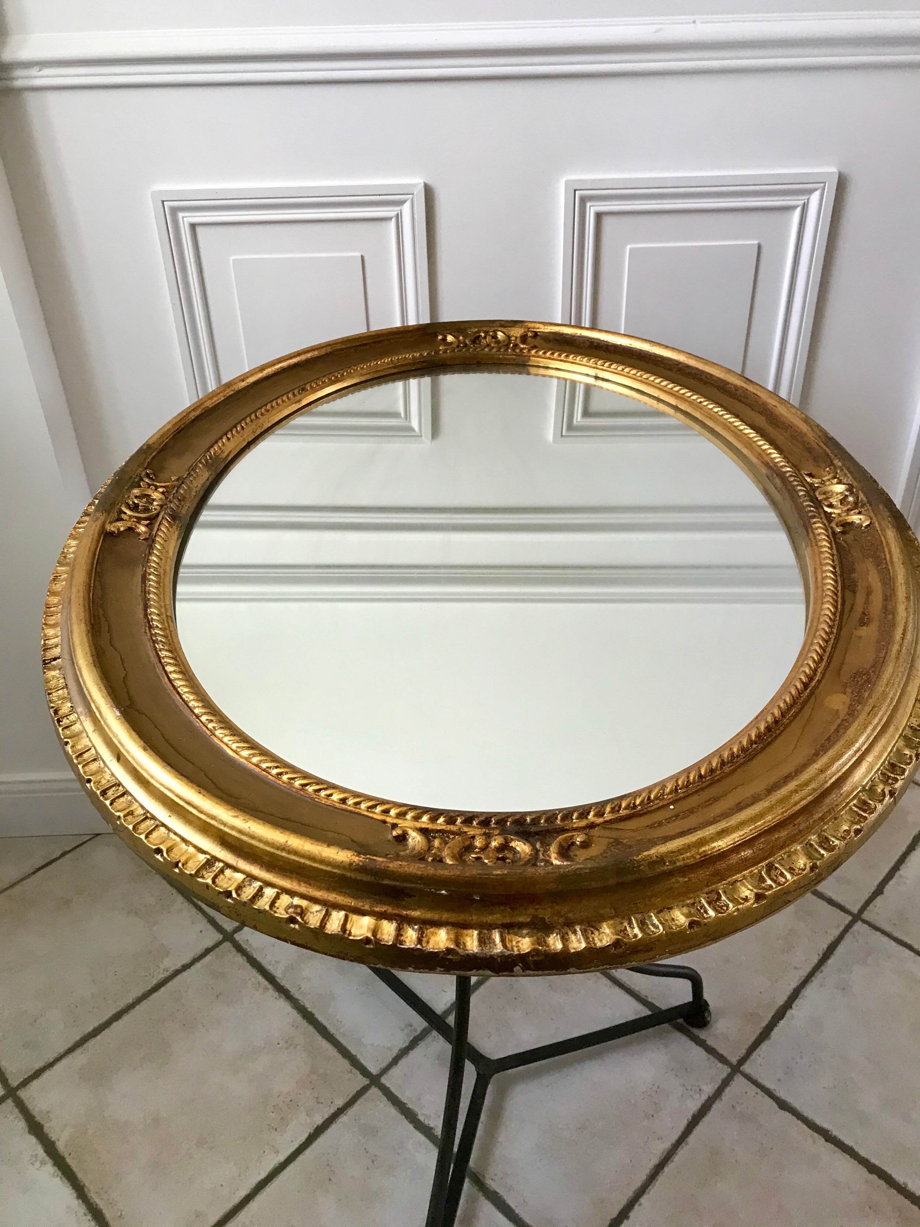 Grand miroir oval en stuc doré vintage