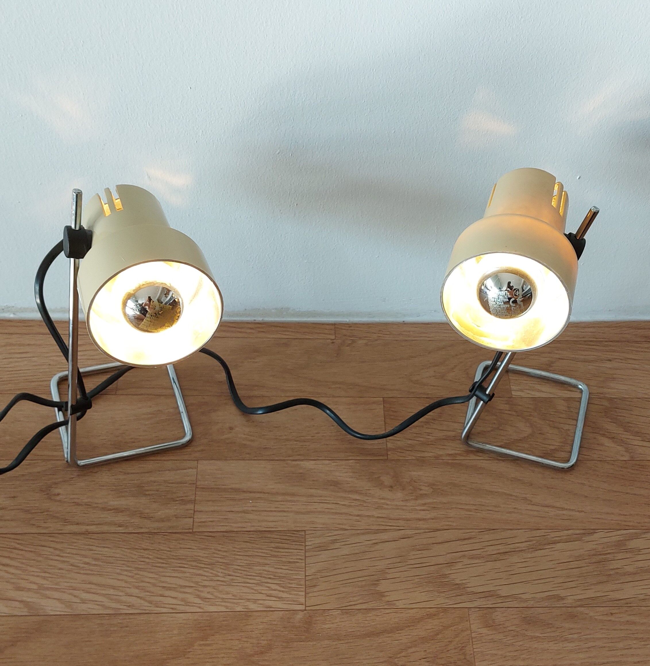 Paire de lampes de chevets orientables 1970.