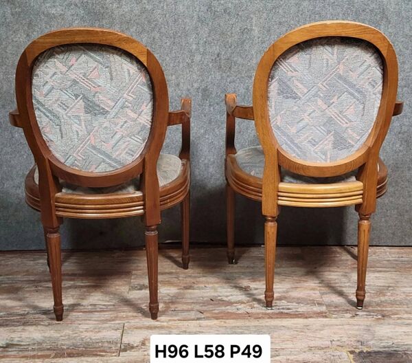 Paire de fauteuils style louis XVI a dossiers médaillons époque XXème