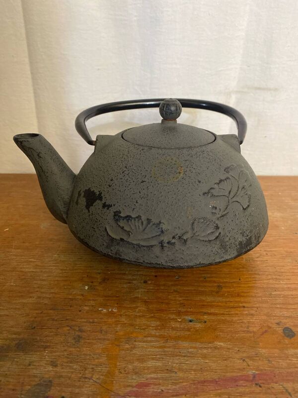 Bouilloire théière japonaise ancienne en fonte noire décor fleurs