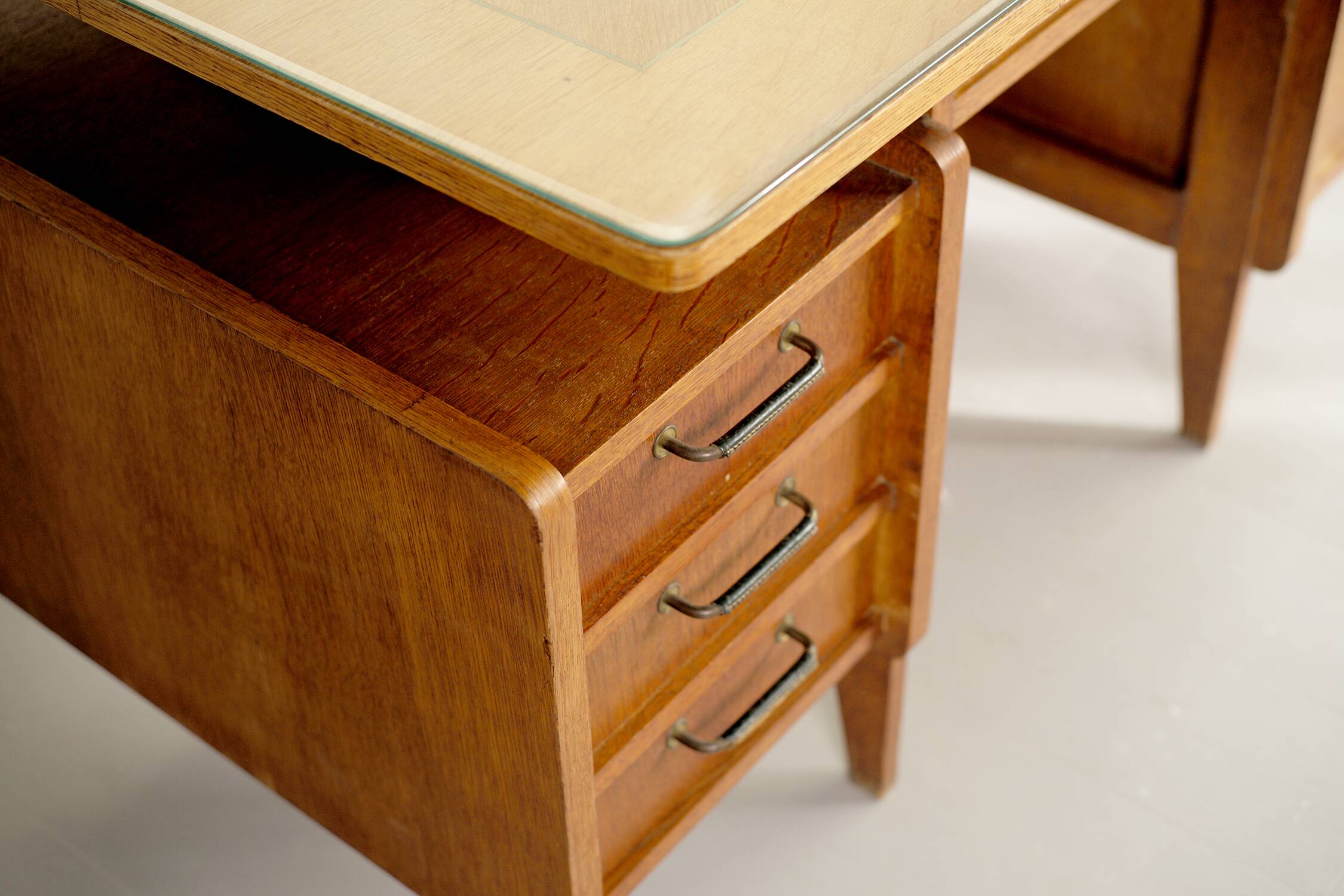 Bureau double à poignées gainées, France 1950
