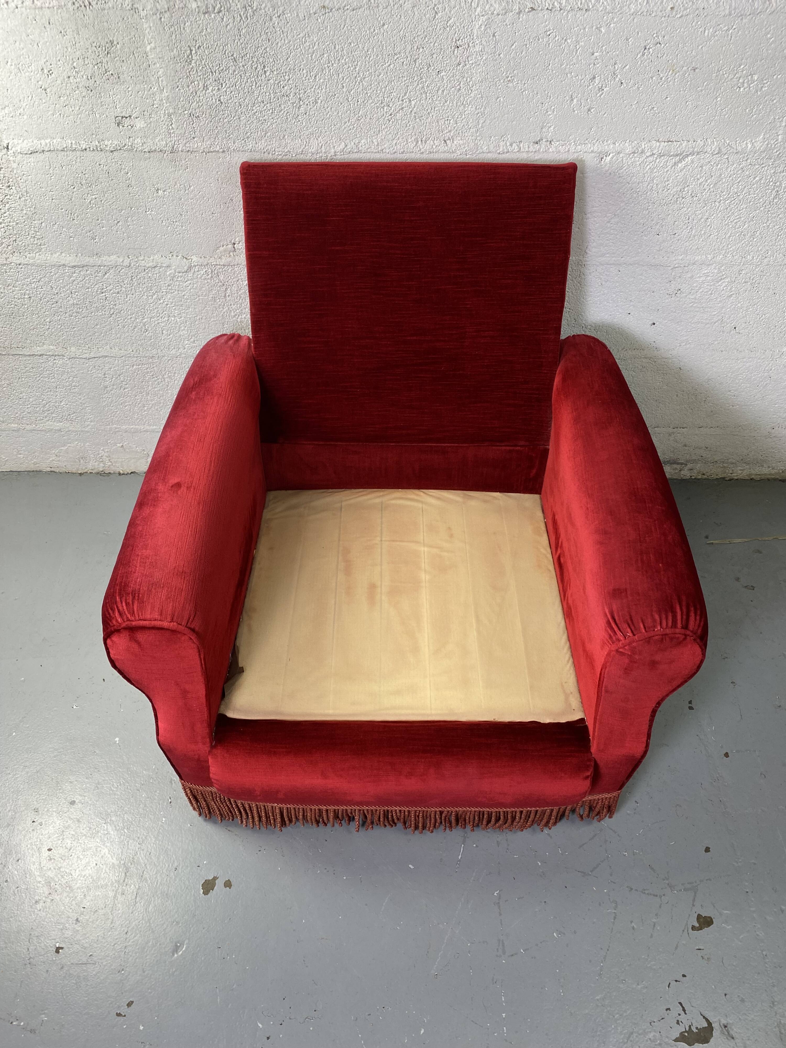 Fauteuil crapaud en velours rouge à franges