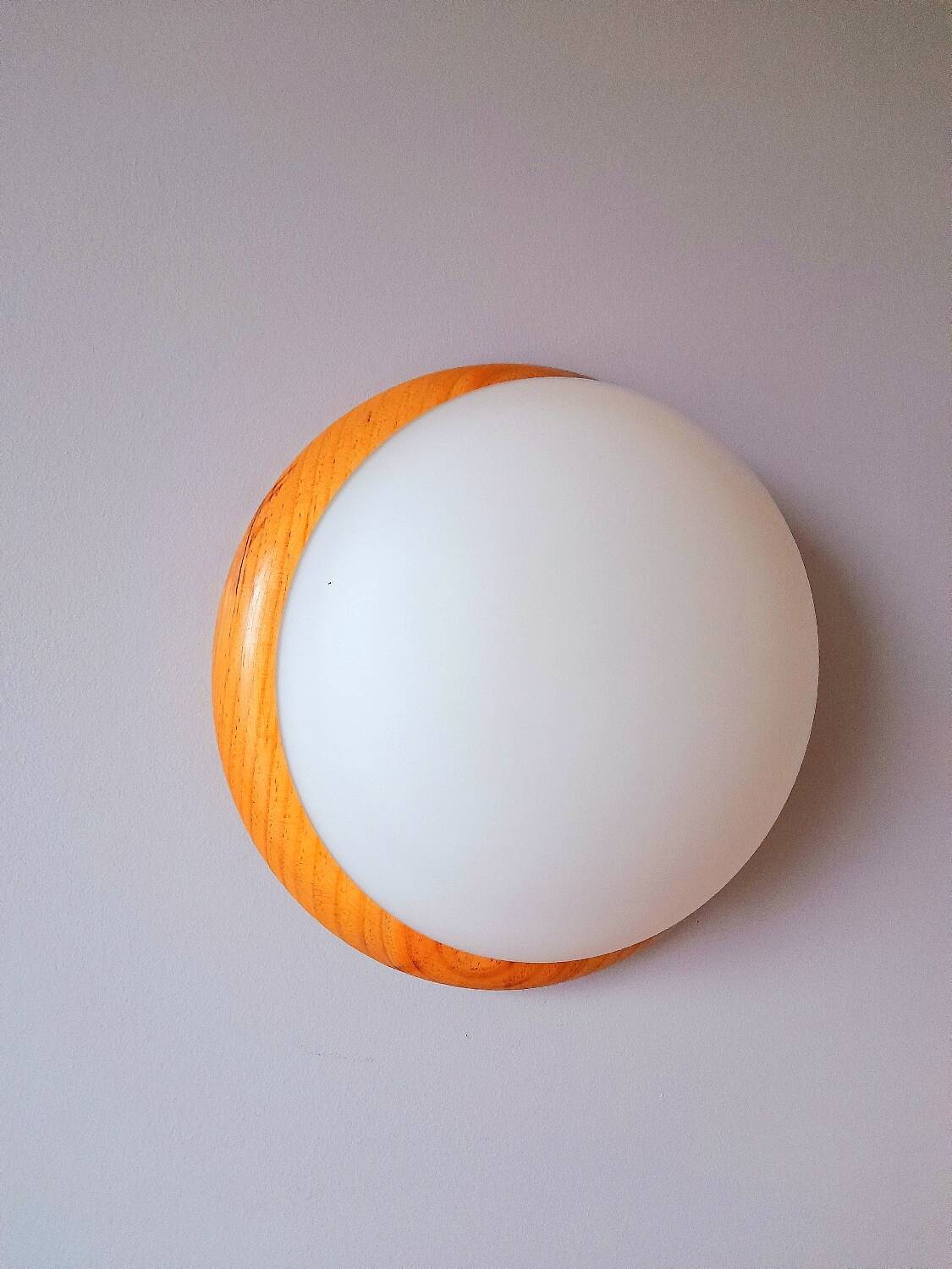 Wall light in pine and white opal.