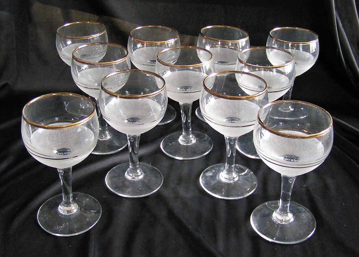 Service of granite glasses to wine