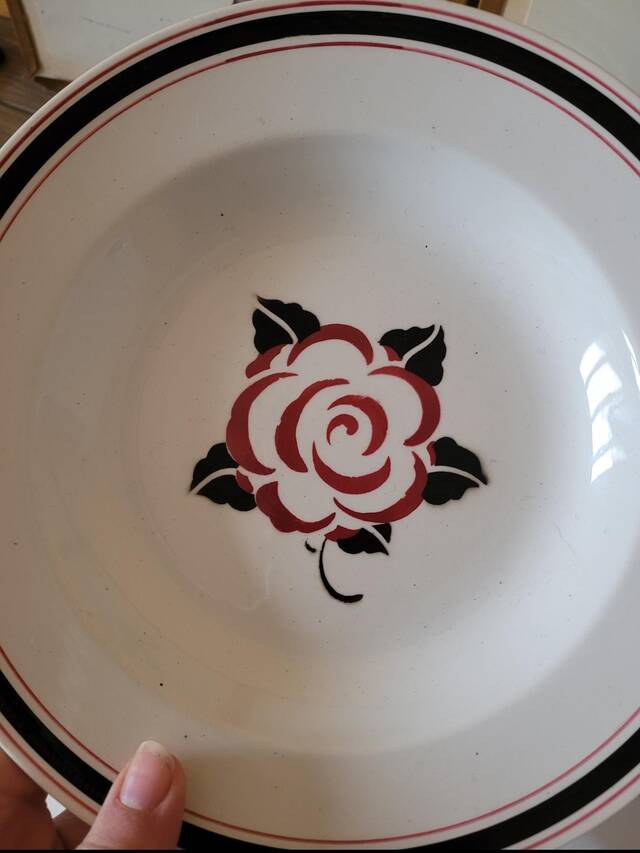 Deep plates Sarreguemines Noyon, black burgundy colour.