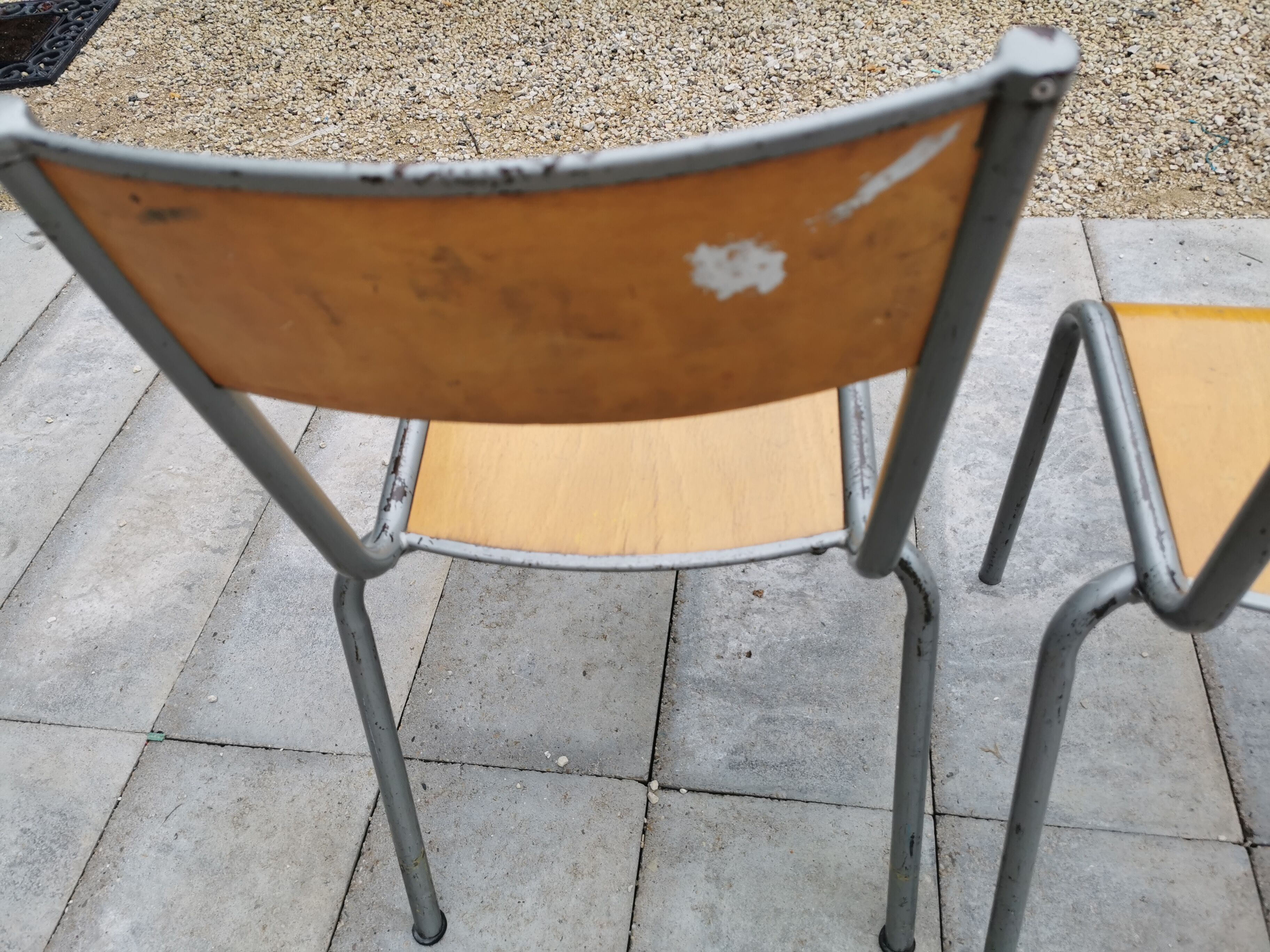 Lot de trois chaises d'école vintage