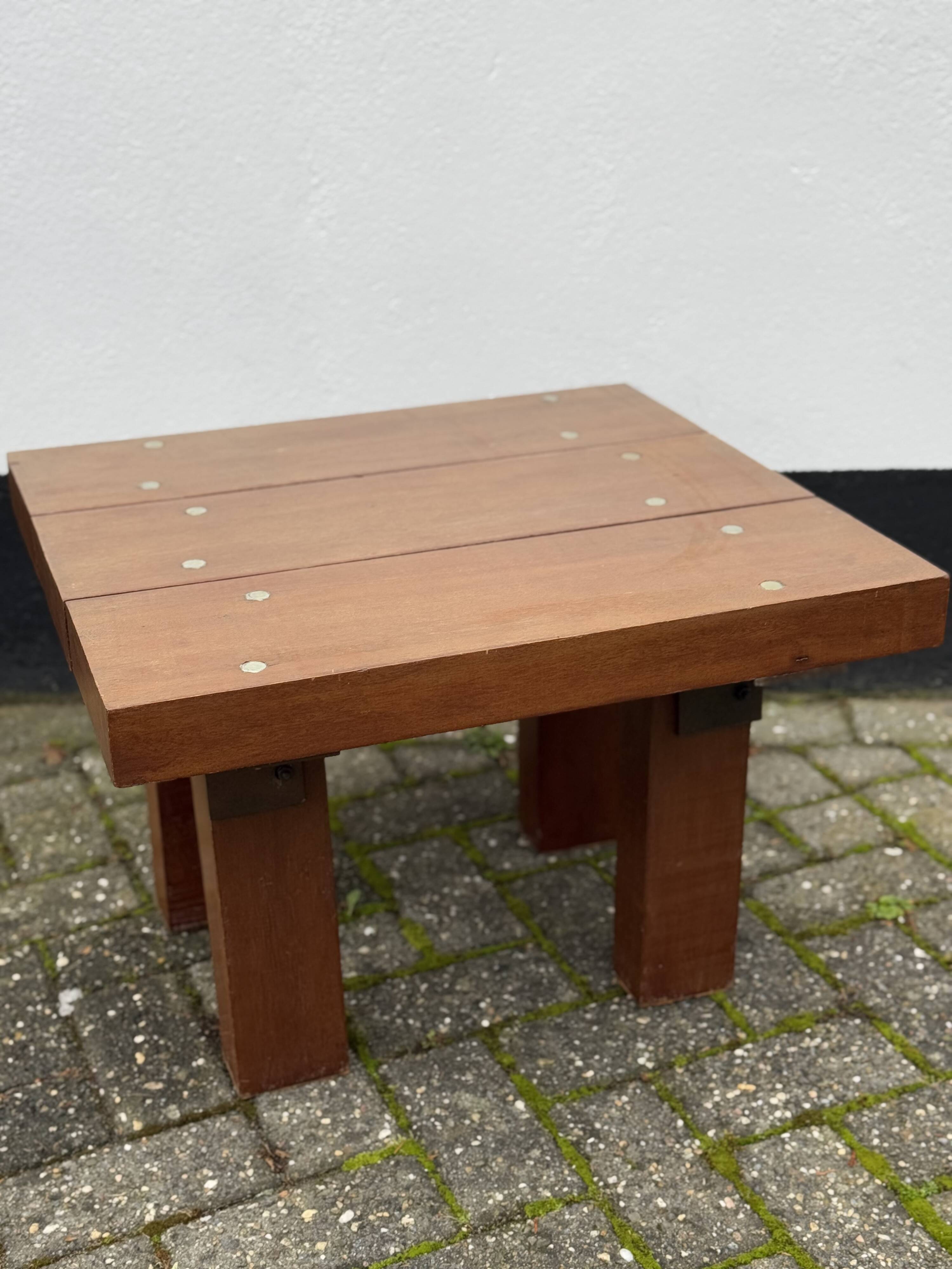 Table basse en bois brutaliste