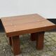 Table basse en bois brutaliste