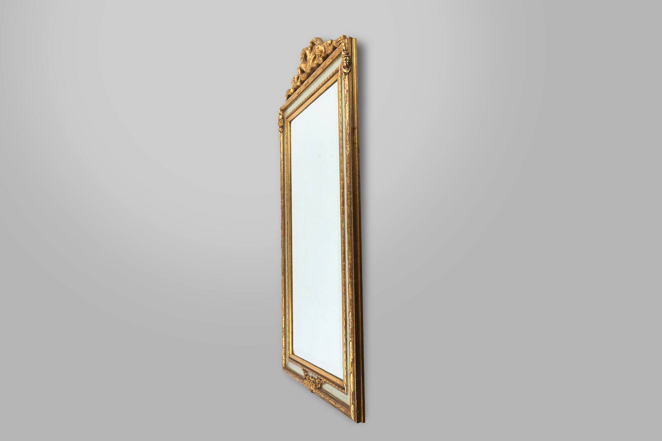 Miroir décoré de feuilles d'or dans le style baroque rococo, France années 1950.