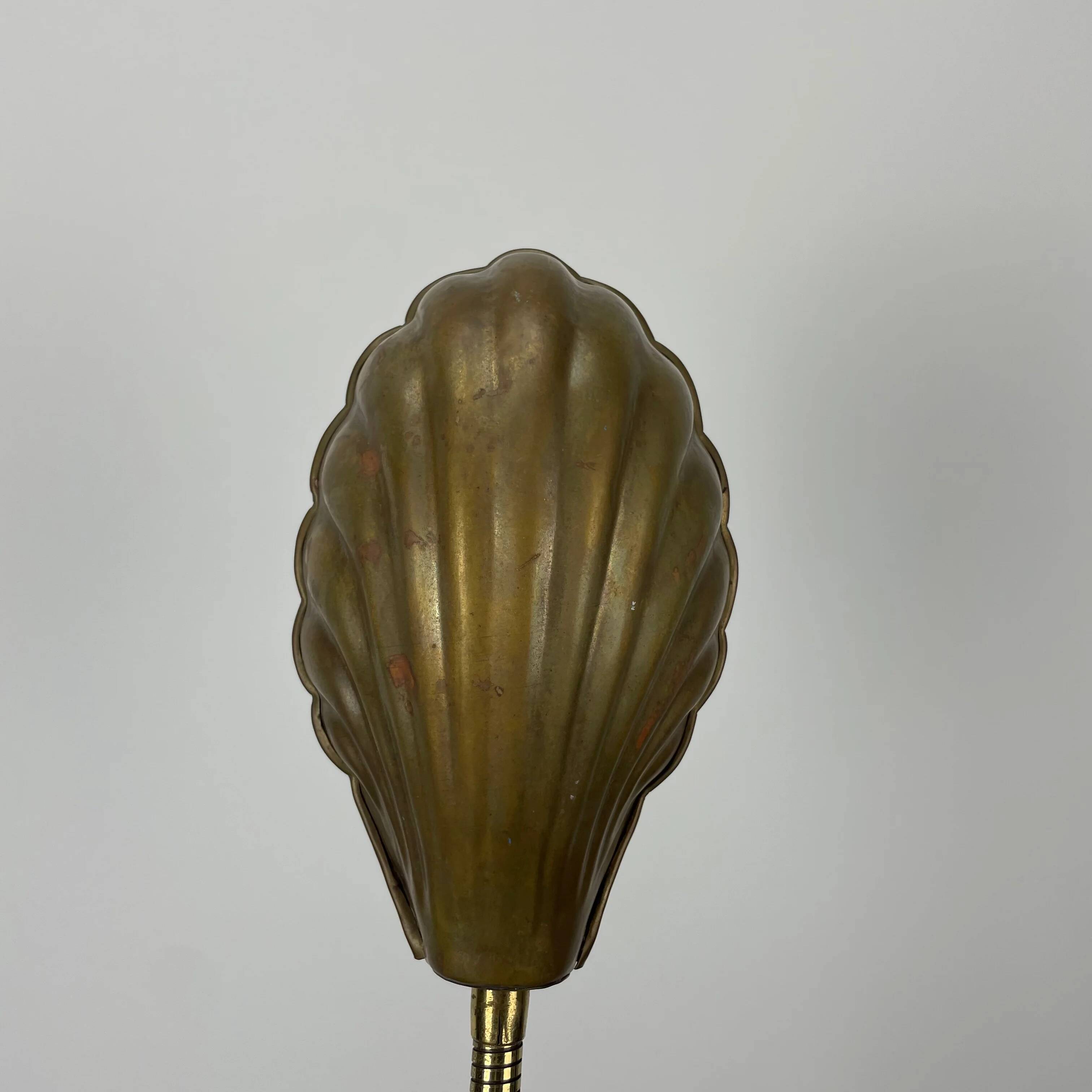 French table lamp in brass with a shell-shaped shade from the 1950s.