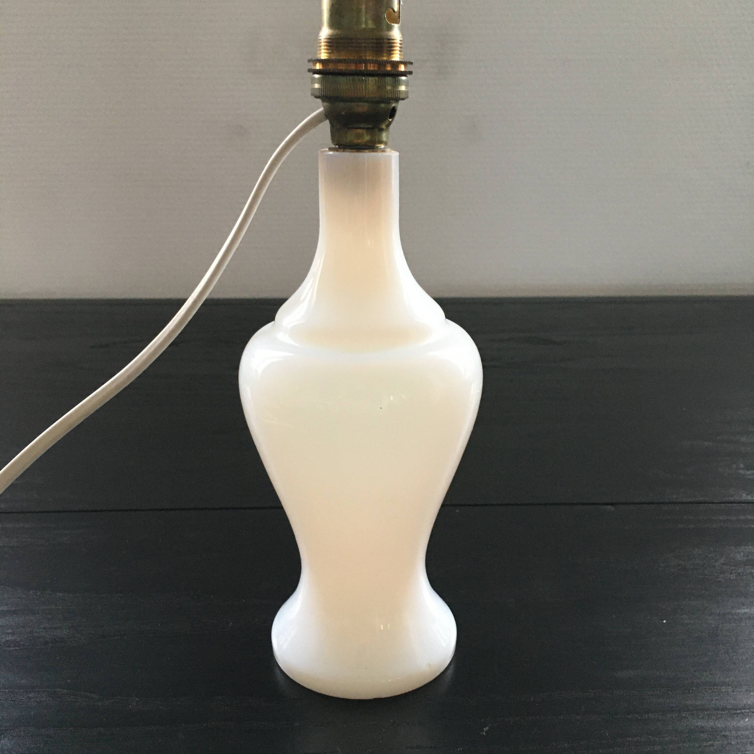 Lamp base in white opaline.