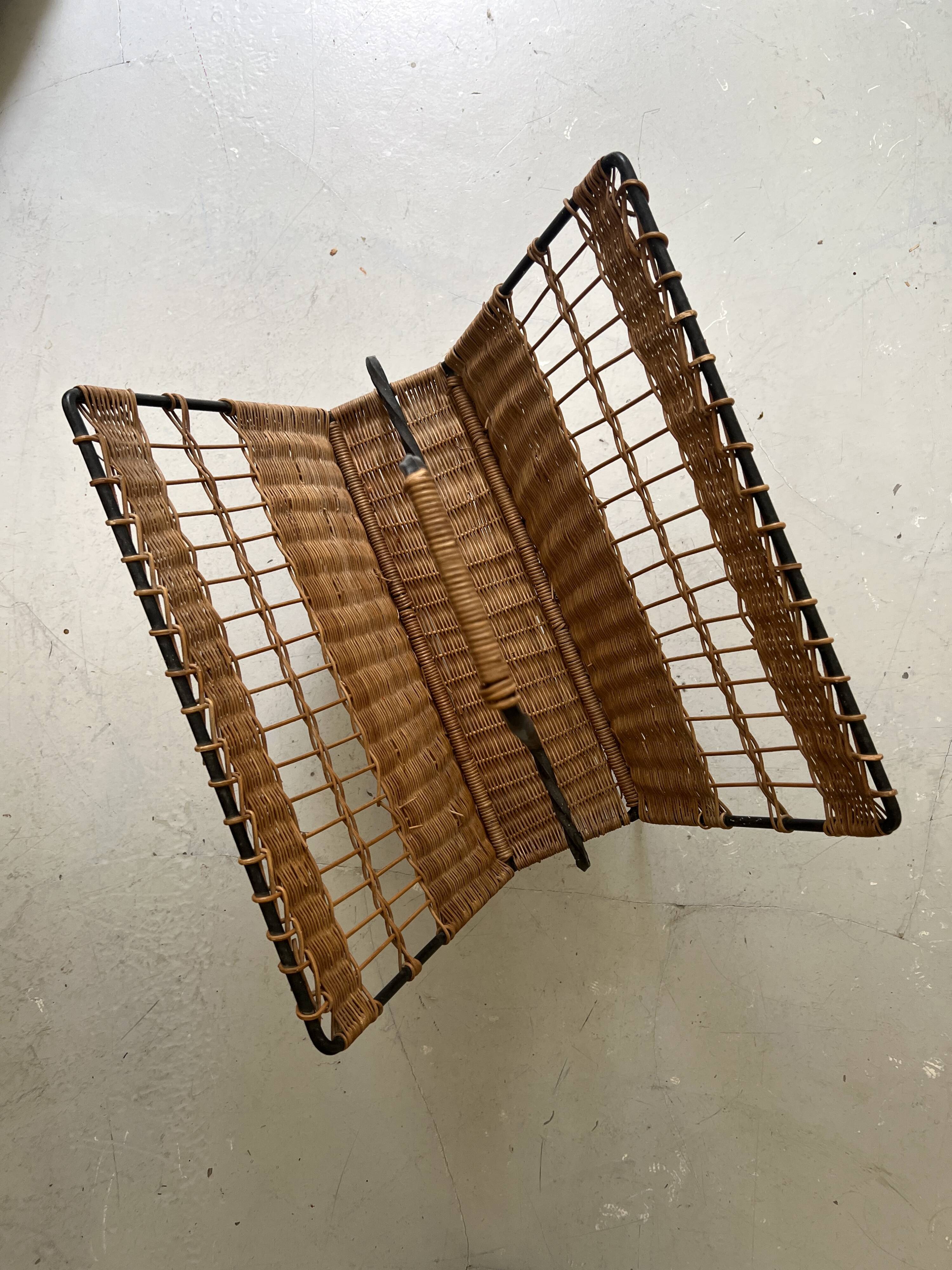 Porte revue en fer forgé noir et rotin dlg Raoul Guys, 1950