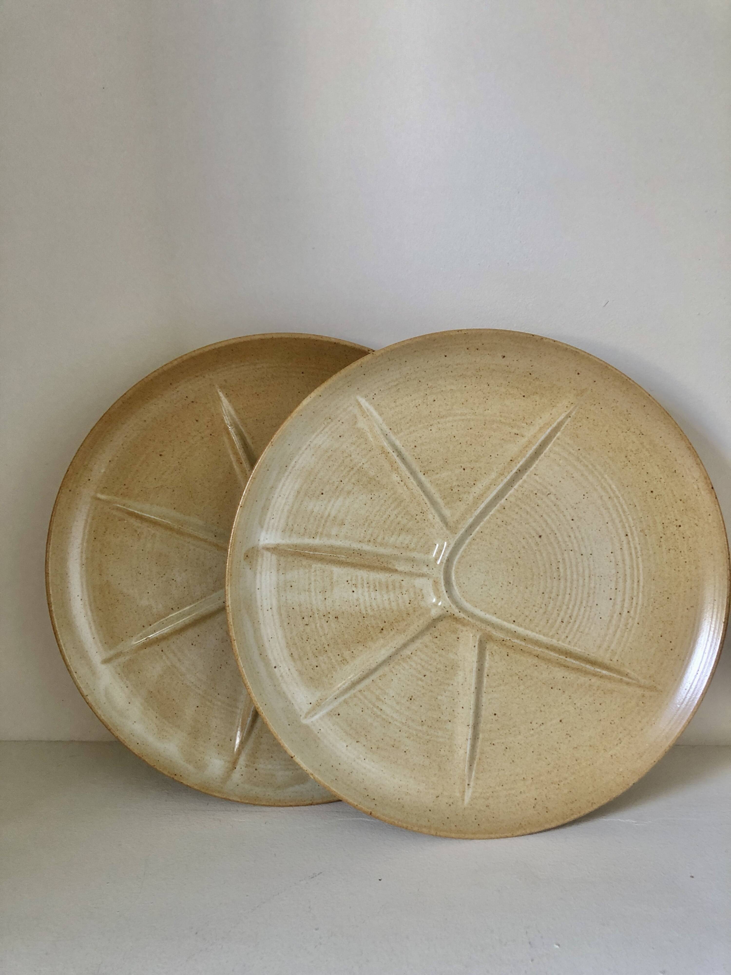 Lot 2 assiettes plates  grès village France