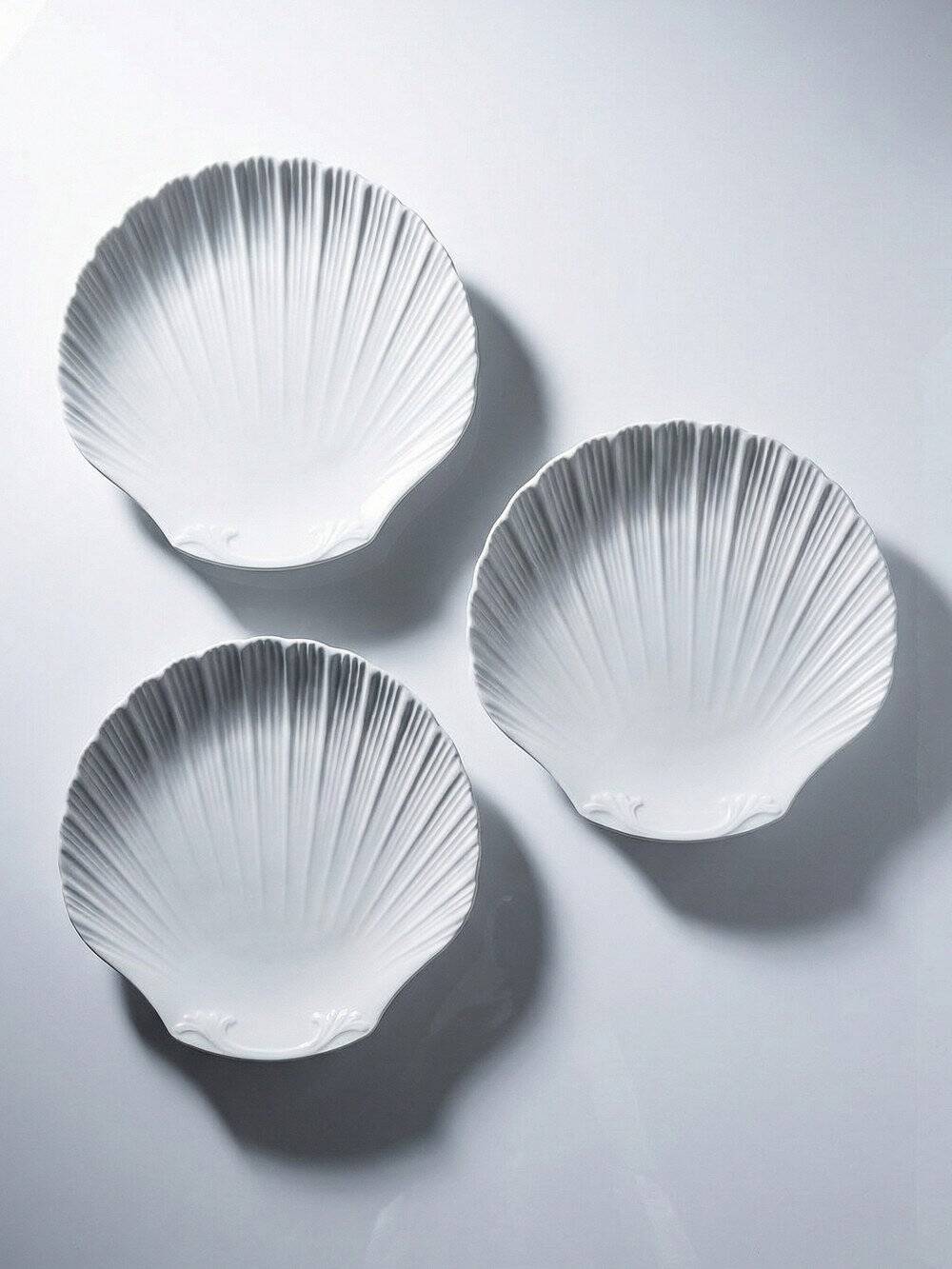 3 vintage flat plates with scallop shells, fine porcelain from Limoges.