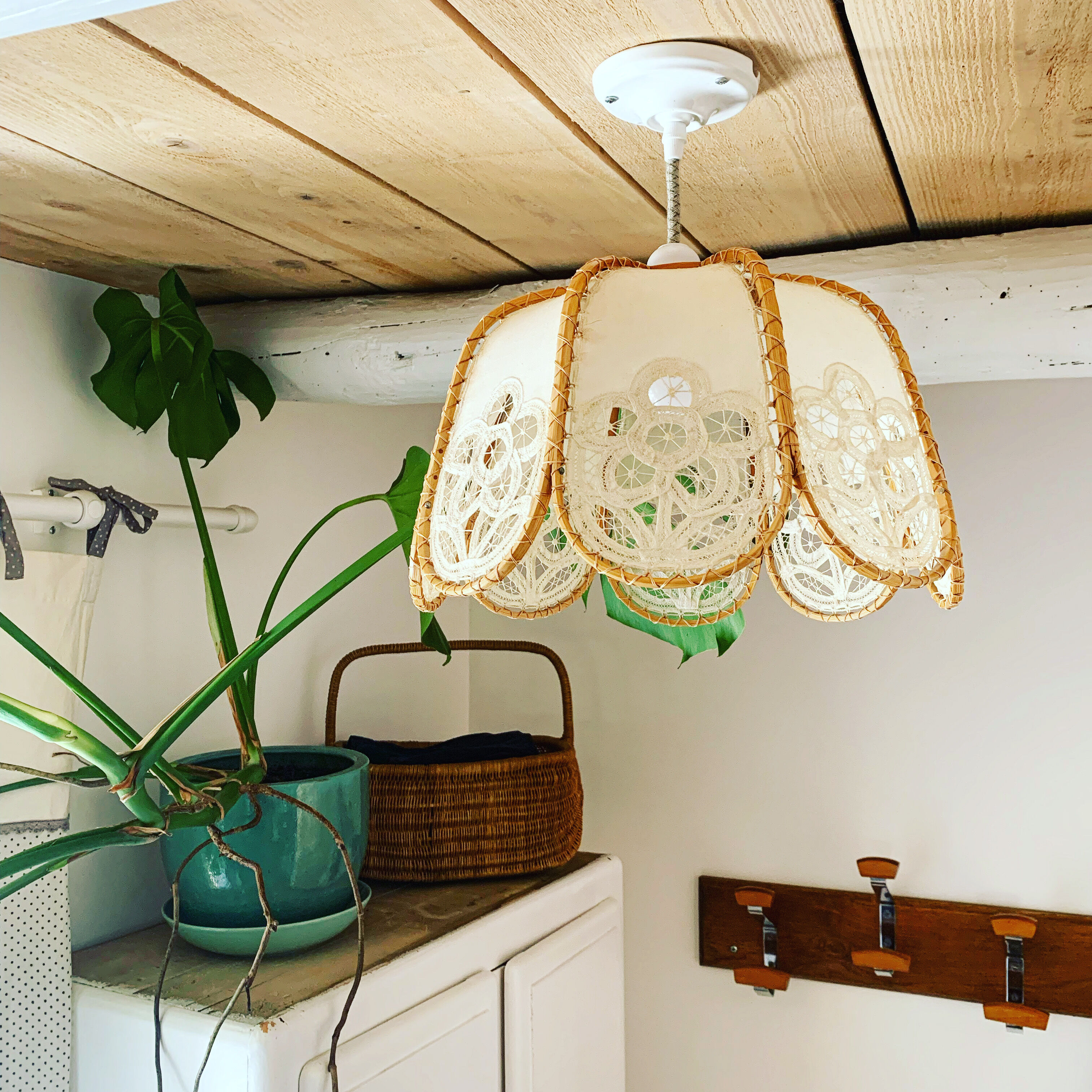 Vintage suspension lamp in rattan and lace