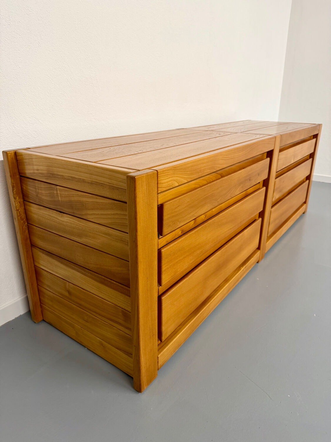 Low enfilade Regain in solid elm, French design from the 1970s, vintage.