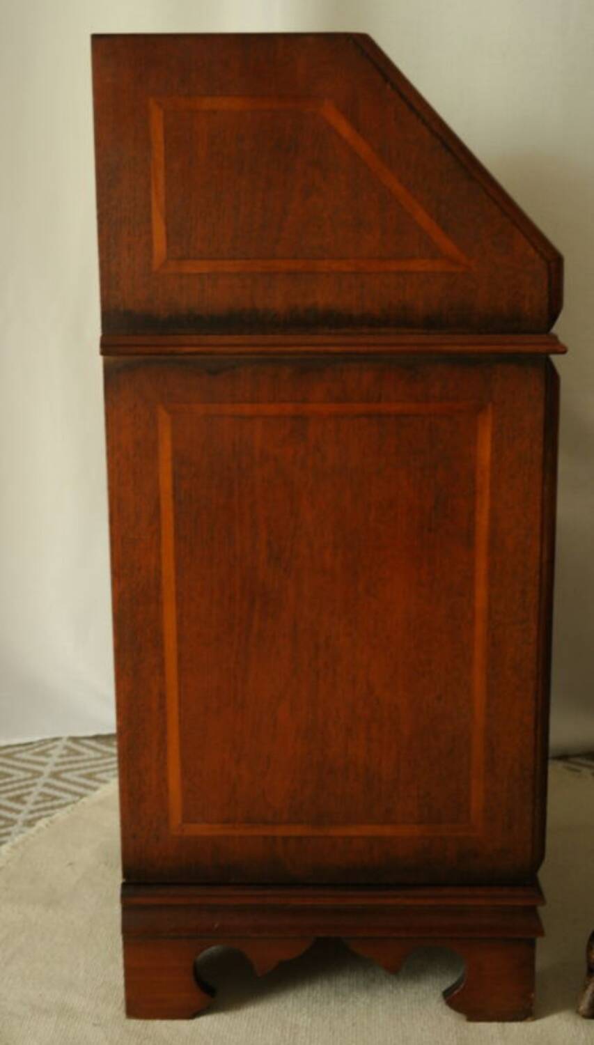 Sloped walnut secretary from the 20th century.
