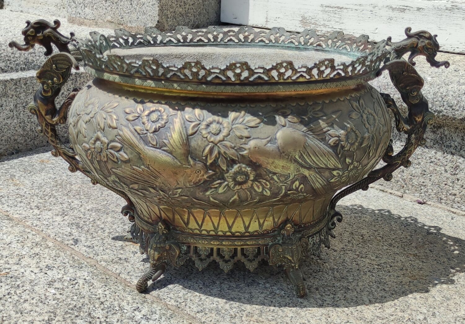 Ancienne jardinière en cuivre décor hindou