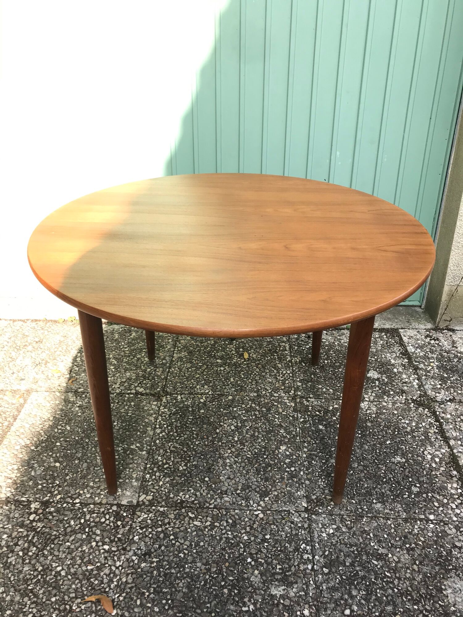 Ancienne table à manger scandinave en bois de teck et pieds compas avec rallonges vintage