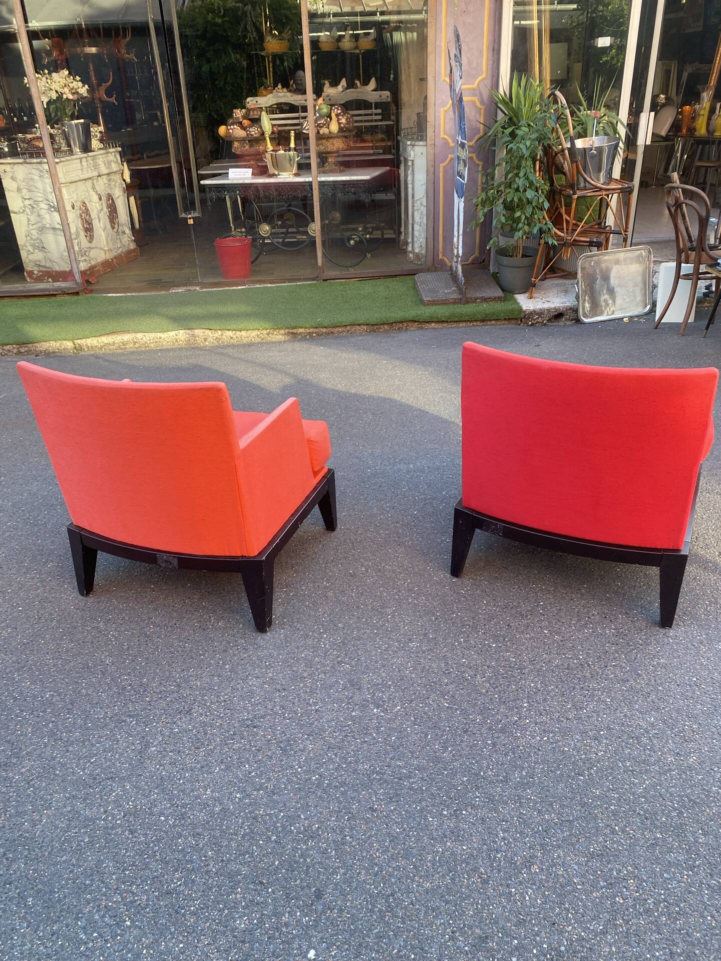 Paires des fauteuils rouge. 
