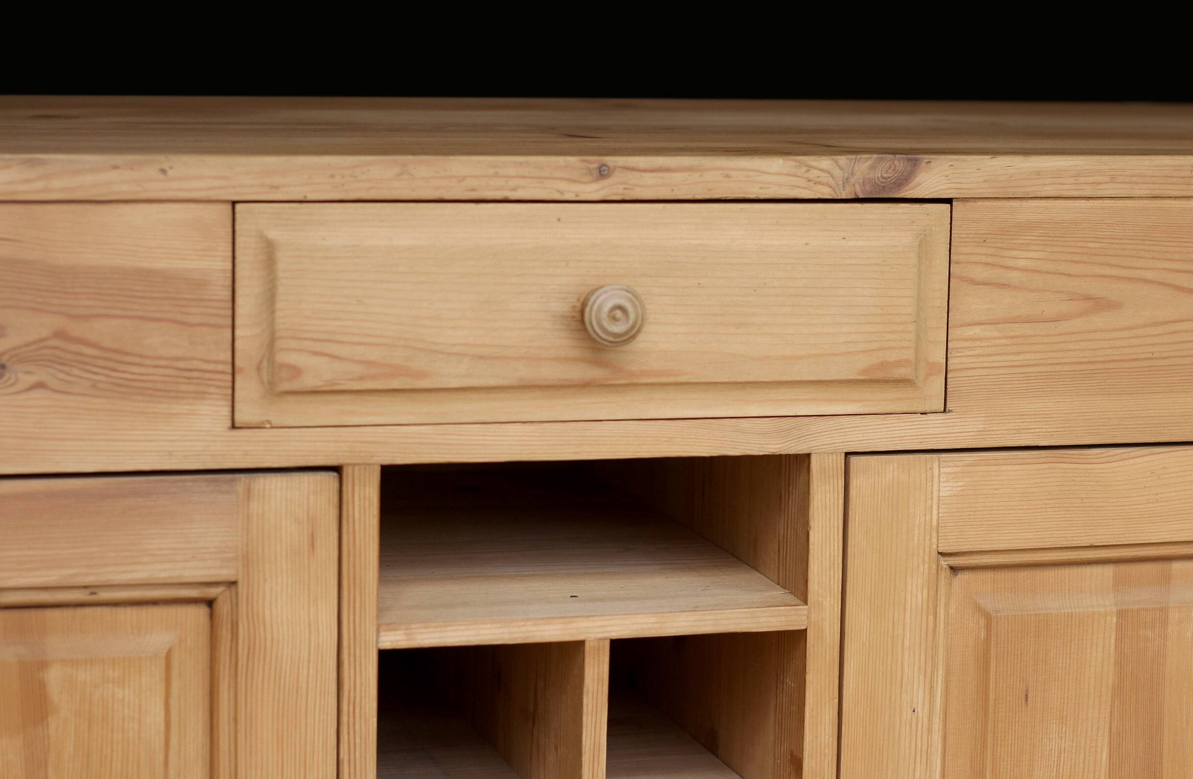 Magnificent hotel counter (19th century): central kitchen island, counter.