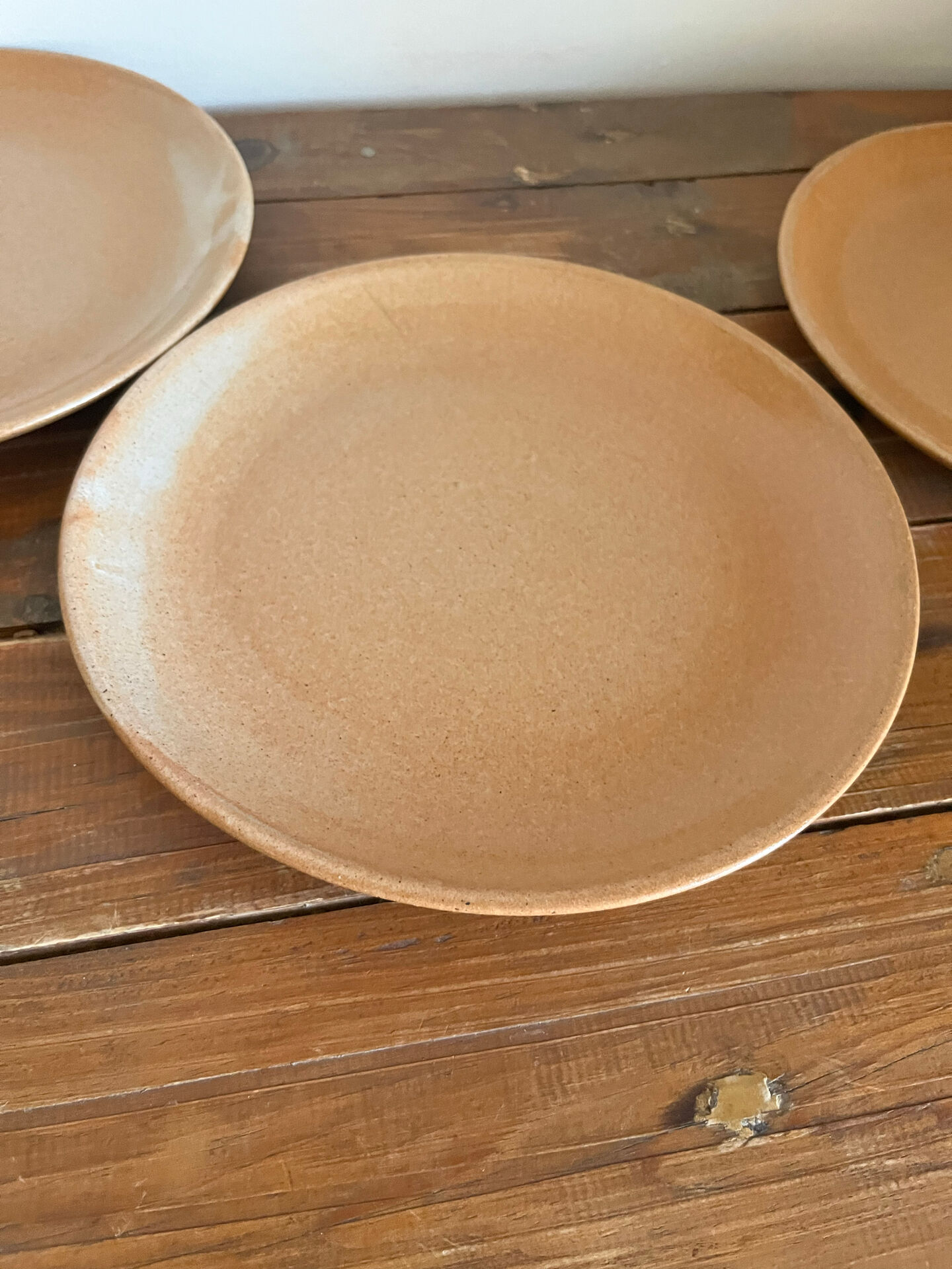 3 assiettes plates en grès 
