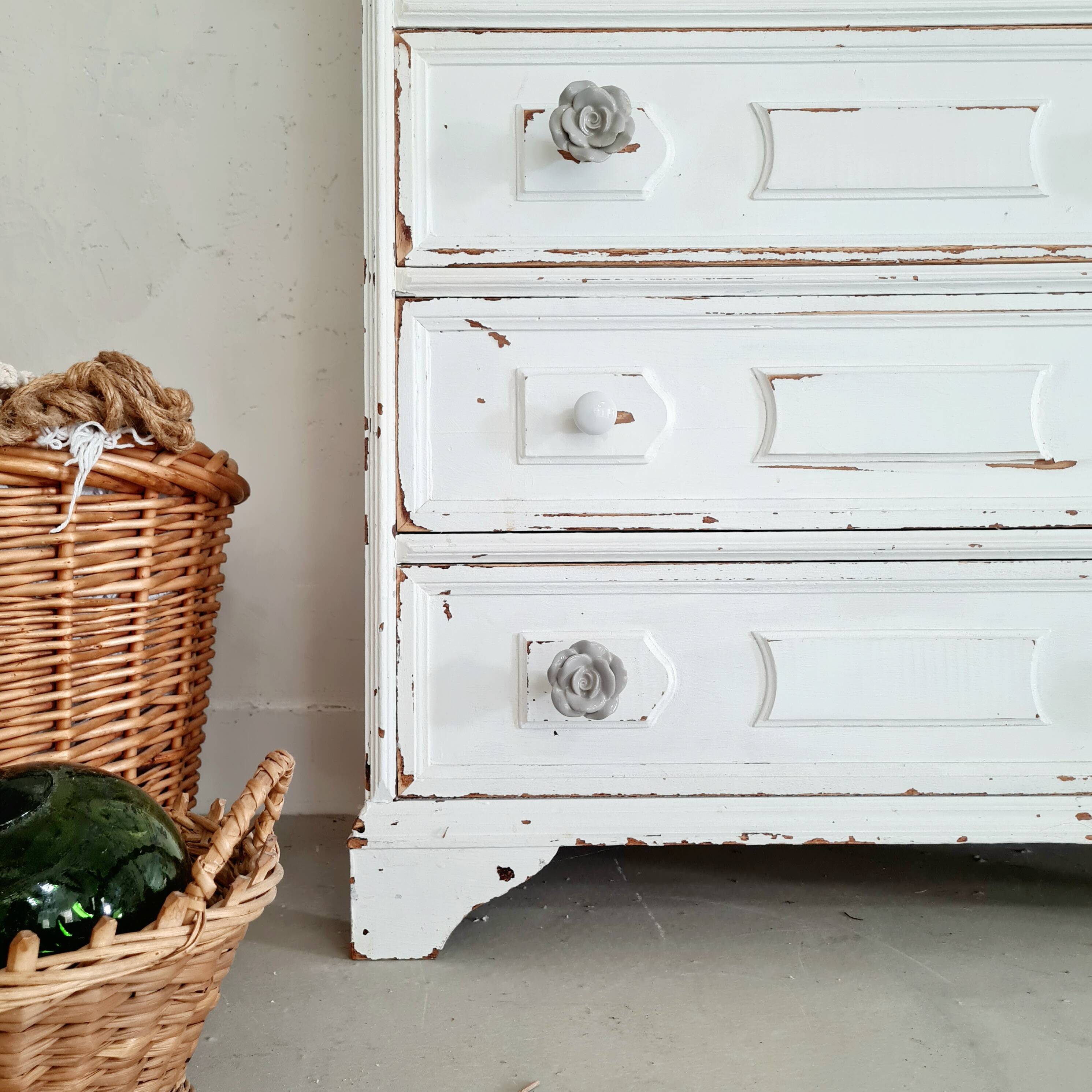Commode haute blanche patinée