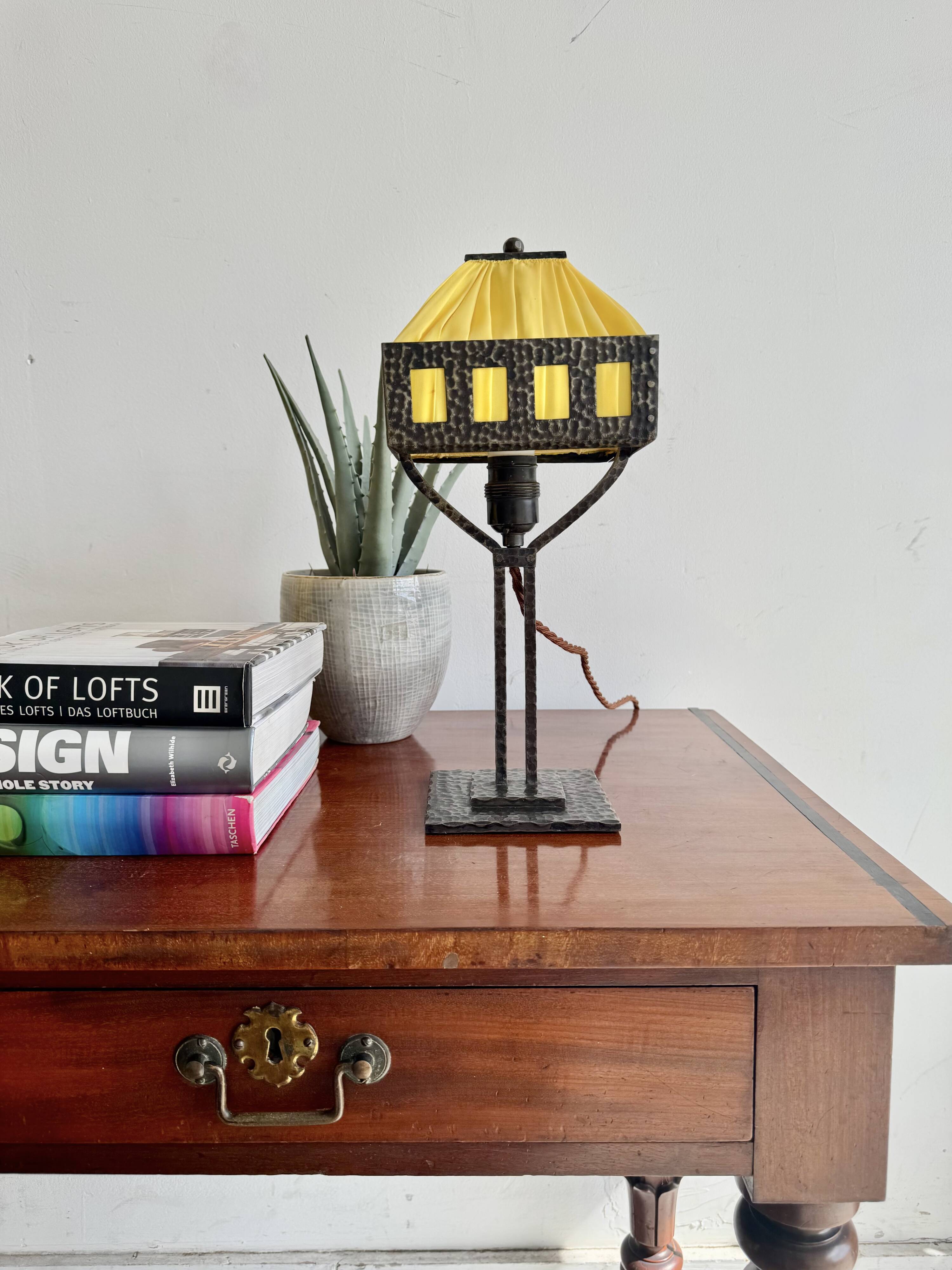 Lampe de table suédoise Arts and Crafts par Arvid Böhlmarks