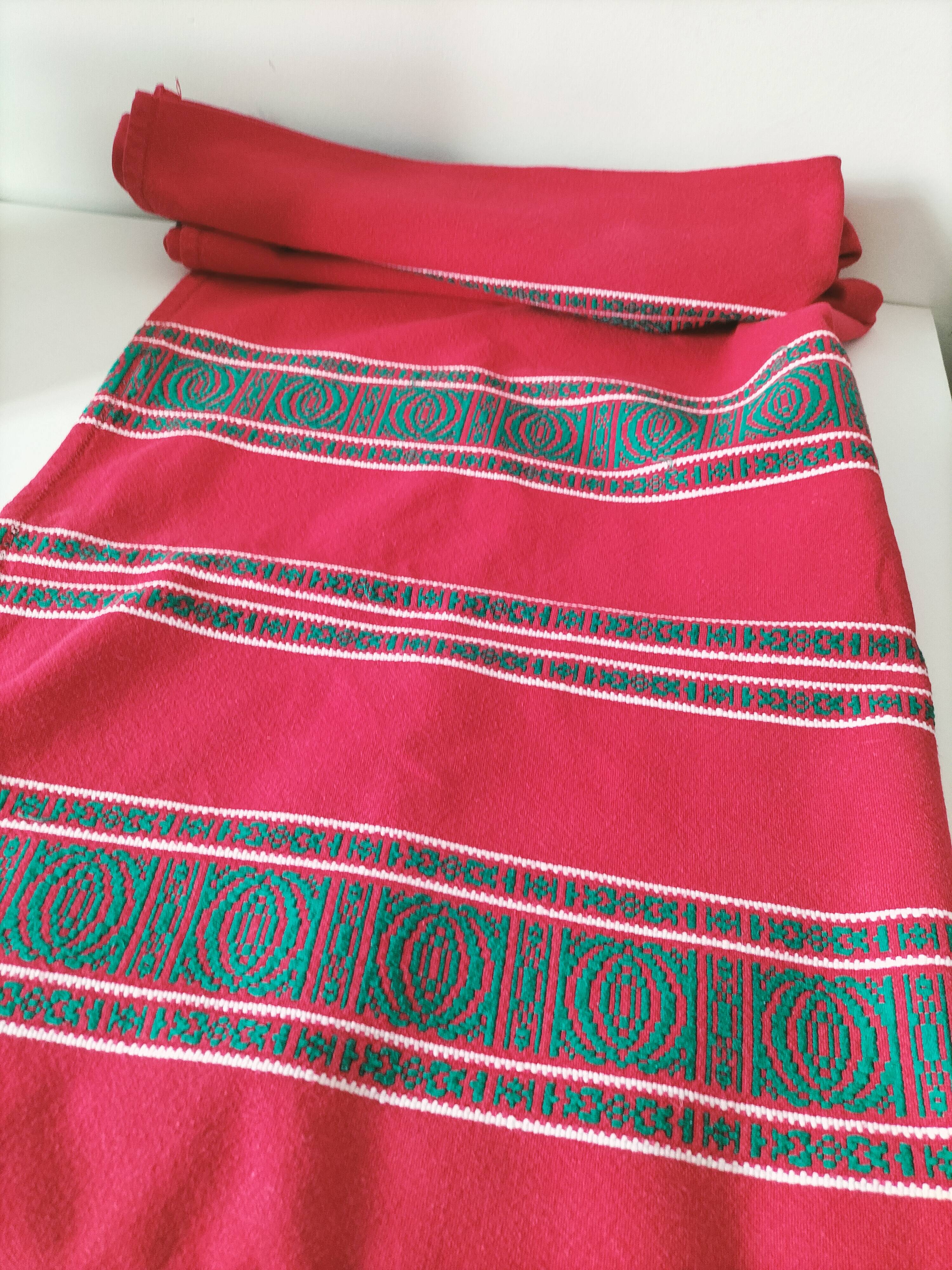 Red Basque tablecloth + 8 emerald green embroidered napkins