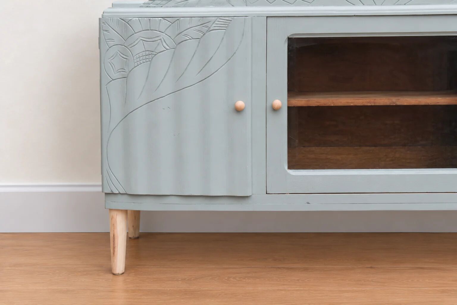Art Deco sideboard renovated in blue-grey – Bevelled glass and wooden legs – 132.5 cm