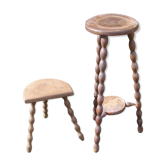 Set d'un tabouret et d'une sellette tripodes en bois tourné